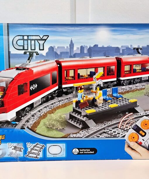 Alternative view of LEGO® 7938 City - Pociąg osobowy
